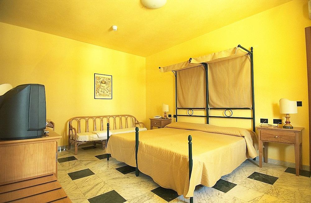 בוטריצ'לו Marina Del Marchese Beach Resort מראה חיצוני תמונה