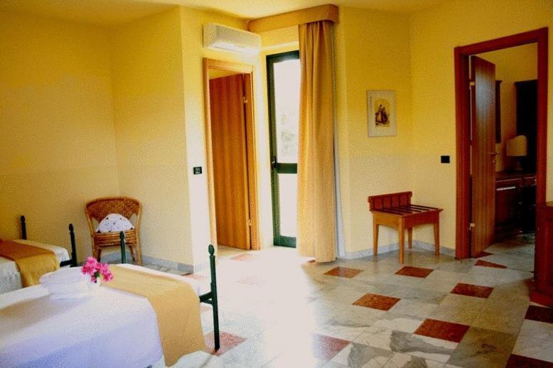 בוטריצ'לו Marina Del Marchese Beach Resort מראה חיצוני תמונה