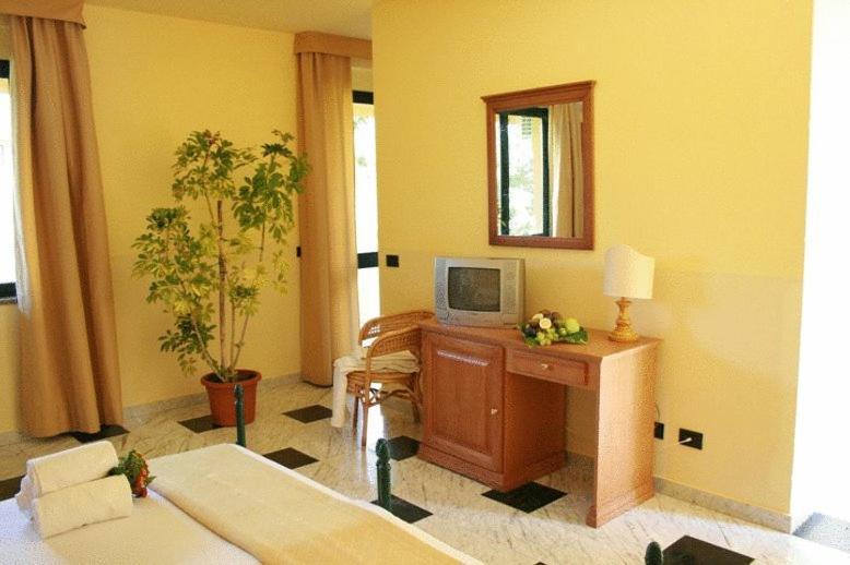 בוטריצ'לו Marina Del Marchese Beach Resort מראה חיצוני תמונה